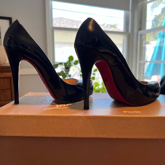 Christian Louboutin - Picture 5 of 9